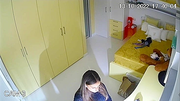 Câmera escondida flagra irmã se masturbando em vez de estudar