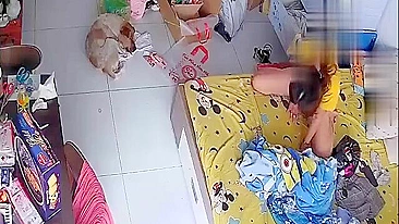 Rosto censurado de irmã flagrada usando vibrador rosa