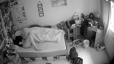 Vídeo em preto e branco de irmã pega se masturbando o dia todo