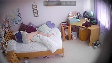 Magrela pega irmã tocando os peitinhos e a bucetinha