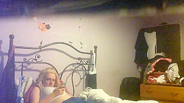 Loira bate papo como irmã pega e provoca a xota