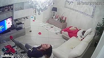 Assistindo TV enquanto a irmã safada se masturba até gozar