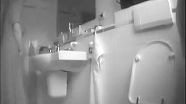 Depois do orgasmo a irmã pega foi pro banheiro fumar um cigarro