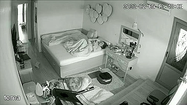 Ação em Preto e Branco com Irmã Pega se Masturbando Debaixo dos Lençóis