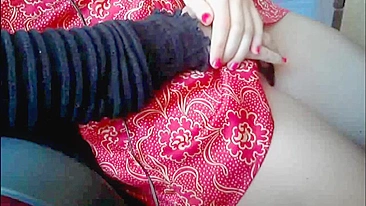 Brincando com a bundona da irmã flagrada de vestido vermelho