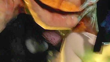 Garota de Dead or Alive com peitos naturais fode de lado até gozar forte