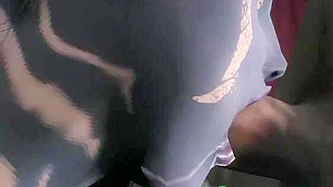 Essa gata tem pernas lindas e tá pronta pra engolir pau humano fundo