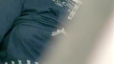 Vizinha se masturba e goza na frente de câmera voyeur.