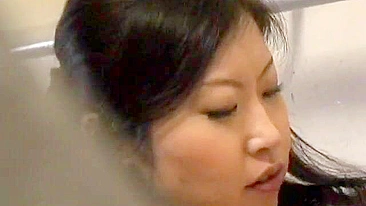 Curto sem censura - Vizinha japonesa safada se masturbando, flagrada por voyeur.