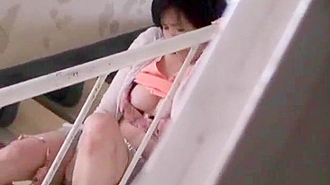 Masturbação Rápida - Voyeur filma vizinha japonesa sexy se tocando sozinha.