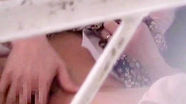 Sem censura - Japonesa gata se masturbando, observada por voyeur.