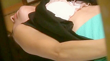 Crua e sem cortes, a siririca da vizinha safada é um deleite só pra adultos.