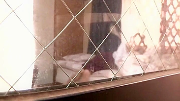 Cena quente: vizinha sexy se masturba pra todo mundo ver.