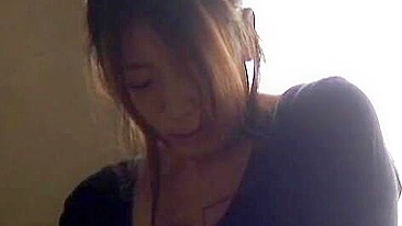 Minha vizinha asiática safada se masturbando em fantasia voyeur.