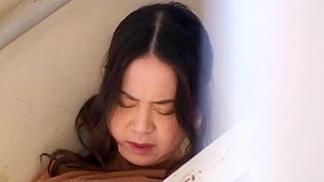 Minha roommate japonesa safada se diverte sozinha na câmera.