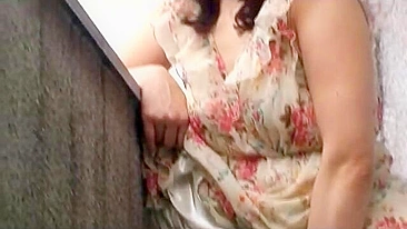 Flagrei minha roommate asiática safada se masturbando sozinha no quarto.