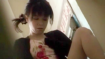 Japonesa safada pega no flagra se masturbando por voyeur que adora ver ela gozar. (Sem censura)