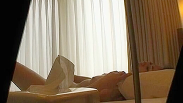 Masturbação XXX - Veja minha esposa japonesa safada se divertindo sozinha.