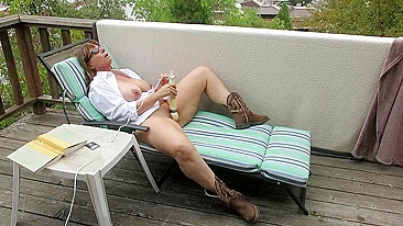 Espiei minha mãe safada se masturbando do lado de fora