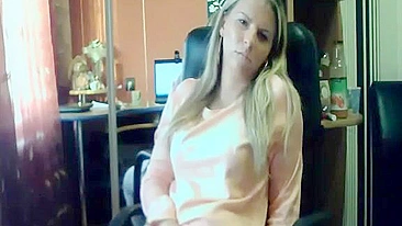 Pega no flagra! Mamãe se masturba com brinquedo enquanto filho espia