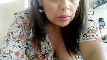 Filho flagra mamãe brincando na buceta - Webcam hackeada