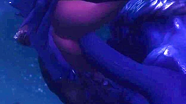 Gata sexy se diverte com monstro hentai que mete forte pra caralho