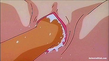 Universitária safada leva surra de pica em ménage hentai quente.