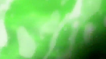 Seduzida pelos desejos da gravidez, ela curte uma fantasia hentai safada.