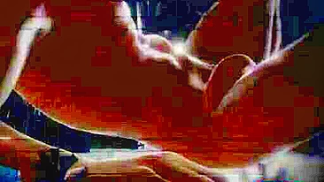 Hentai de asiáticos musculosos brincando de anal com toys.