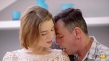 Novinha quer ser bolinada e abre as pernas pro patrocinador bonitão três vezes mais velho