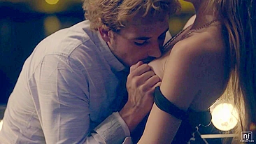 Noite incrível de Miley Cole e seu amor termina com sexo carinhoso