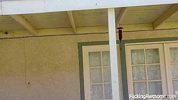 Novinha latina flerta com vizinho e ele vai na casa dela pra meter