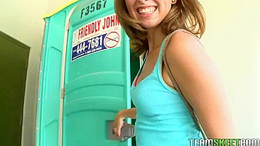 Riley Reid mama pau no banheiro antes de ser fudida na casa