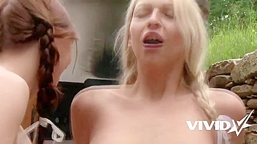 Loirinha e ruiva de tranças se divertem com vizinho novinho