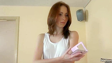 Magrinha jovem mata o tesão com um velhote tarado