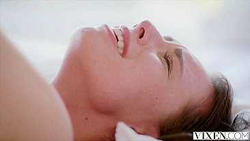 Novinha tenta meio-irmão e faz ele gozar dentro da buceta