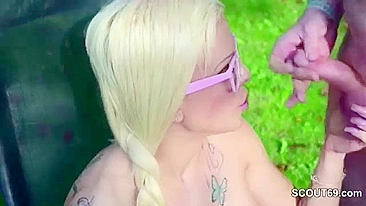 Loira burra de tetas top atende grupo de machos no lounge