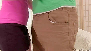 Gata com pentelhos geme pra caralho sendo fodida por cara alto