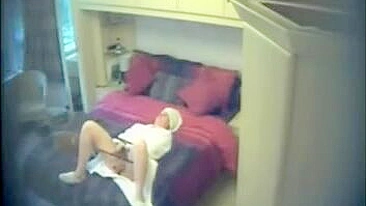 Filho instalou câmera escondida! Garoto safado filma mãe se masturbando após banho malandro!