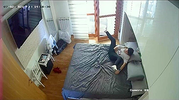 Coloquei câmera escondida no quarto da mana nerd pegando ela se masturbando