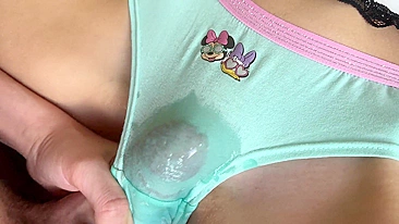 Na fricção safada com papai, gozei acidentalmente na calça dele.