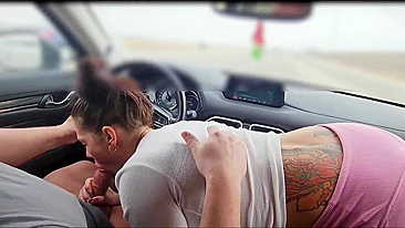 Na estrada, minha mulher me chupa e merece gozada bagunçada na boca