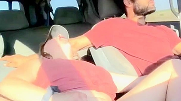 Dedando e brincando na buceta provocando o maridão enquanto ele dirige na estrada