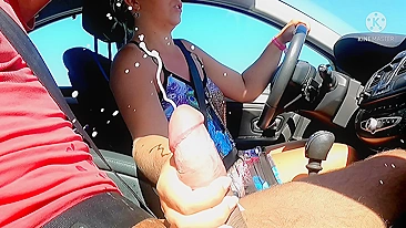 Boquete público na estrada! Caroneiro entra no carro, tira o pau e goza tudo dentro!