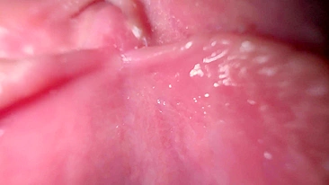 Gata em close-up falando sacanagem enquanto abre a buceta molhada.