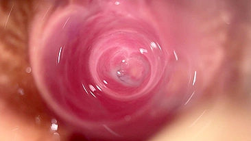 Bucetinha teen da Lena preenchida por dildo transparente em close íntimo.