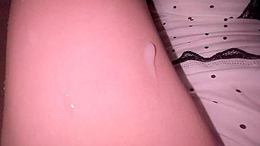 Bata punheta nessas gozadas explosivas na nossa comp mais recente. Gata molhada nua.