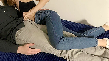 Colegas teens se masturbam juntas vendo pornô e gozando.