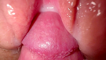 Garota jovem sexy fica íntima em close.