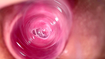 Minha meia-irmã mostra a bucetinha suculenta de adolescente em vídeo íntimo.